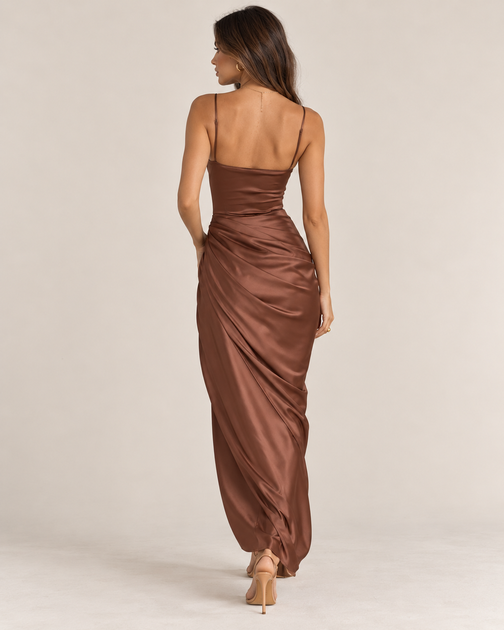 Vestido Satén Fruncido con Tirantes Finos y Cuello Drapeado