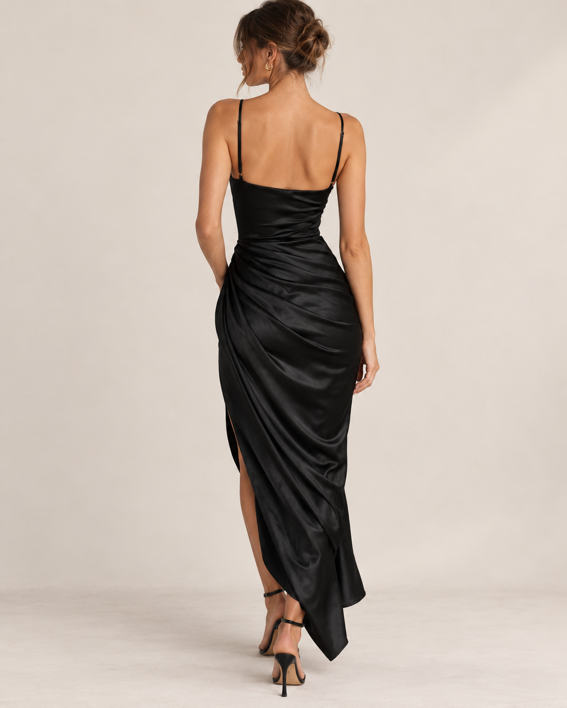 Vestido Satén Fruncido con Tirantes Finos y Cuello Drapeado