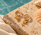Aros Huggie con Charm de Girasol Dorados