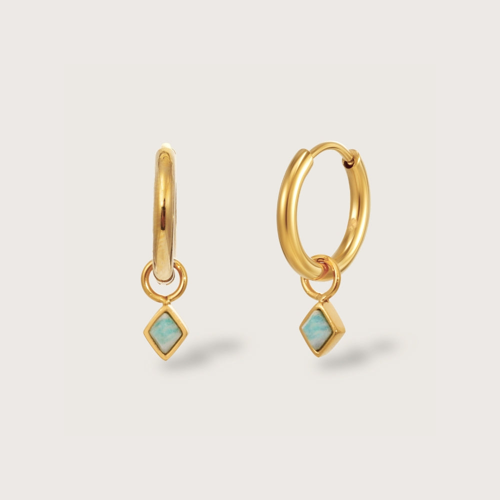 Aros Huggie Ethereal con Charm de Amazonita Dorados