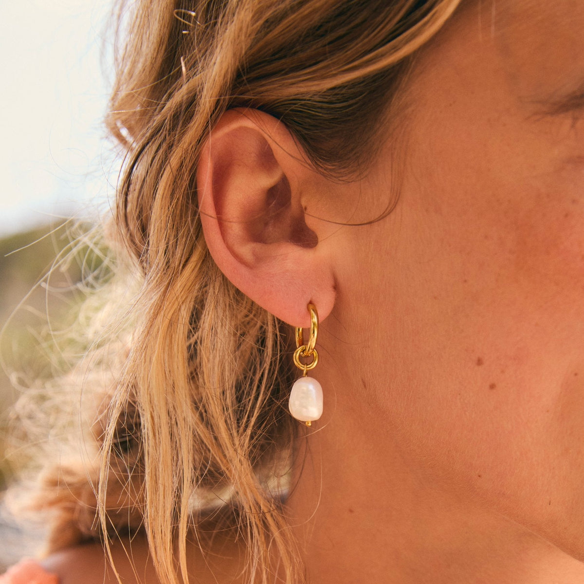 Aros Huggie Statement con Charm de Perla Dorados